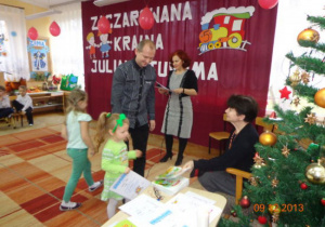 Pani Ewa Tuwim - Wożniak spotyka się z dziećmi w przedszkolu