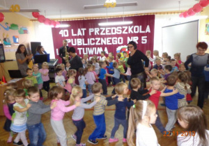 Dzieci tańczą podczas koncertu 