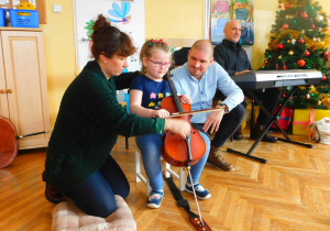 Patrycja z grupy Żabek gra na małej wiolonczeli.