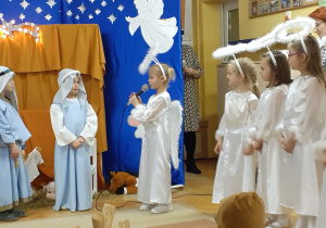 Blanka/ aniołek rozmawia z Maryją/ Lenką i Józefem/ Miłoszem.
