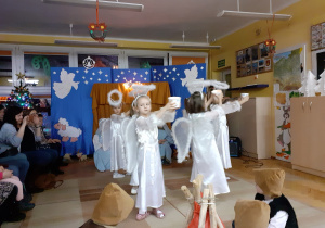 Dziewczynki/ aniołki tańczą z lampionami.