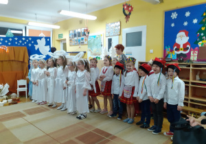 Wszystkie występujące dzieci śpiewają pożegnalną piosenkę świąteczną.