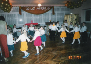 Występ przedszkolaków podczas jubileuszu 30-lecia istnienia przedszkola.
