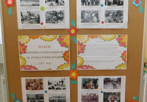 Tablica z pamiątkowymi zdjęciami dzieci i pracowników przedszkola.