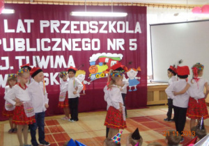 Taniec krakowiak w wykonaniu grupy Misiaczków.