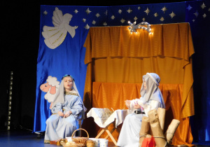 Maryja i Józef (Lenka i Miłosz) - śpiewają kolędę "Lulajże, Jezuniu".