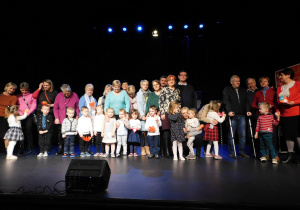 Wspólne zdjęcie Babć i Dziadków z wnuczkami z grupy "Misiaczków".