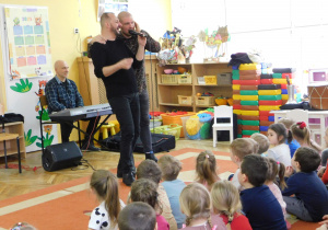 Pan Armen wspólnie z Panem Feliksem śpiewają refren piosenki, zachęcając tym samym dzieci do śpiewania.