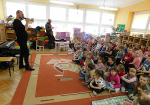 Przedszkolaki słuchają piosenki gruzińskiej w wykonaniu Pana Armena.