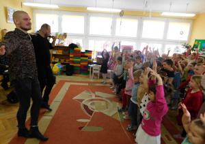 Pan Armen i Pan Feliks pokazują dzieciom kroki tańca - sasuncy.