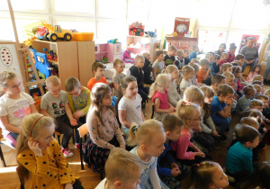 Dzieci oglądają film edukacyjny "Tłusty czwartek".
