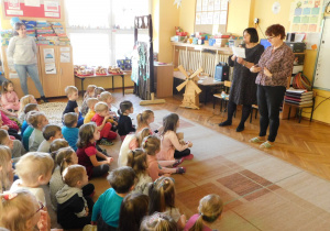 Pani Halinka i pani Renia zapoznają dzieci z piosenką.