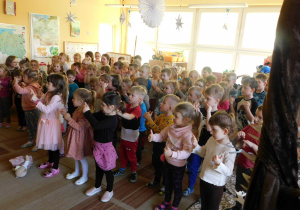 Przedszkolaki wykonują improwizację ruchową do piosenki.