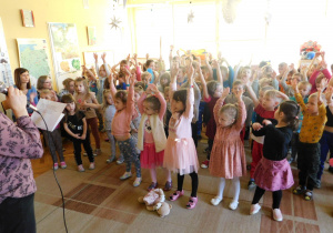 Dzieci wykonują improwizację ruchową do piosenki.