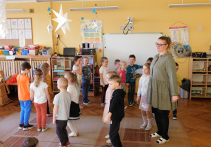 Dzieci z grupy "Krasnoludki" wykonują taniec "Belgijkę".