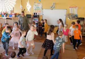 Dzieci z grupy "Krasnoludki" tańczą "Belgijkę".