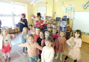 Pani Kamilka częstuje dzieci z grupy "Biedronki" pączkami.