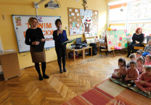 Pani Kamilka i pani Ania witają rodziców, dzieci oraz nauczyciellki.