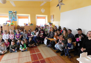 Przedszkolaki oraz rodzice słuchają powitania o Julianie Tuwimie.