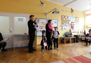 Oliwia, Alanek oraz rodzice podczas inscenizacji wiersza Juliana Tuwima "Kotek".
