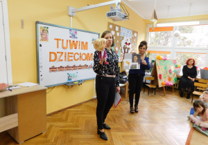 Pani Joanna Rybińska wraz z lalką inscenizuje wiersz "Zosia Samosia".