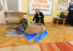 Kubuś Kijowski wraz z mamą podzas inscenizacji wiersza "Pan Maluśkiewicz i wieloryb"