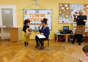 Gabrysia H. z panią Kamilką podczas inscenizacji wiersza "Bambo".