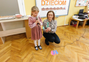 Lena Jaszczak z mamą podczas inscenizacji wiersza "Abecadło".