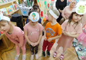 Oliwia, Lena, Nikoś i Zuzia prezentują sie w opaskach ze zwierzątkami na głowach.