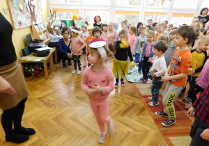 Oliwia pokazuje dzieciom jak się poruszać podczas zabawy muzyczno-ruchowej "Kto tak skacze?"