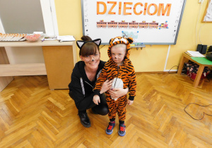 Kubuś Czołczyński z mamą w przebraniu kotka.