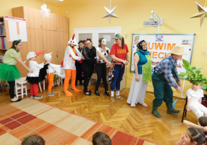 Inscenizacja "Rzepki" w wykonaniu rodziców i dzieci z grupy "Żabek".