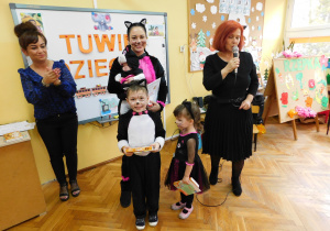 Pani Dyrektor wręcza dyplomy i nagrody Oliwii i Alankowi oraz ich rodzicom.