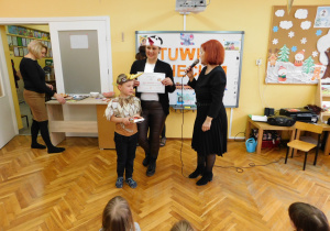 Pani Dyrektor wręcza dyplom i nagrodę Igorowi i jego mamie.