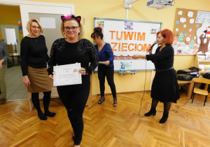 Pani Dyrektor wręcza dyplom i nagrodę pani Monice Urbaniak.