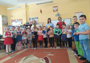 Zdjęcie dzieci z Żabek z paniami: Zosią, Kamilką i Karinką wraz z otrzymanymi upominkami.