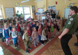 Dzieci naśladują ruchy druha Kuby do tańca "Małego pingwina".