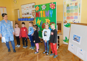 Dzieci z grupy ,,Słoneczek", ,,Krasnoludków" i ,,Żabek" czytają wyrazy, układają z nimi zdania i przeliczają wyrazy w zdaniach.