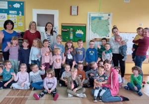 Grupa "Słoneczka" pożegnała młodszych kolegów i zaprosiła ich do naszego przedszkola po wakacjach.