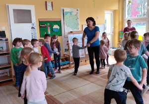 Dzieci witają wiosnę w sali tańcem "Rusałka".