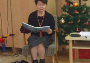 Pani Ewa Tuwim - Wożniak czyta dzieciom wiersz "Wszyscy dla wszystkich" oraz "Lokomotywa"