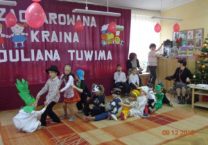Dzieci z grupy Misiaczków prezentują wiersz Juliana Tuwima "Rzepka".
