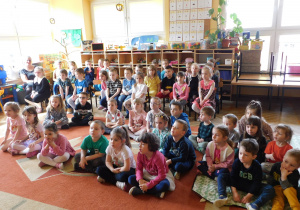 Wszystkie dzieci z uwagą słuchają muzyki w wykonaniu pana Sławka.
