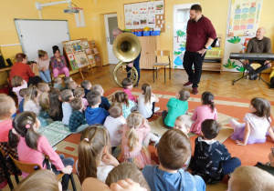Pan Sławek pokazuje cały instrument muzyczny - suzofon.