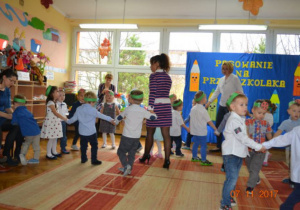 Dzieci z panią Anią i p. Kamilką tańczą "Trzy kółeczka"