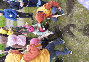 Dzieci próbują swych sił w kopaniu dołków pod rośliny.