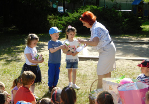 Dzieci z grupy "Biedronek" otrzymują upominki za teksty o przedszkolu.