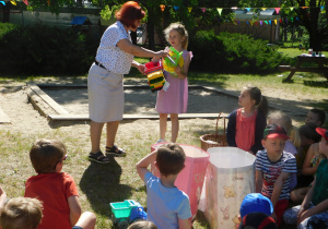 Karinka odbiera zabawki w imieniu "Słoneczek".