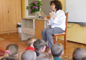 Pani Dorota czyta dzieciom wiersz Juliana Tuwima "Dwa wiatry".