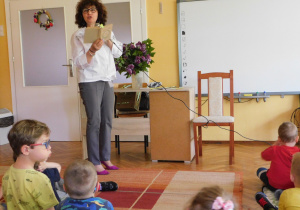 Pani Dorota czyta wiersz Juliana Tuwima "Rwanie bzu".